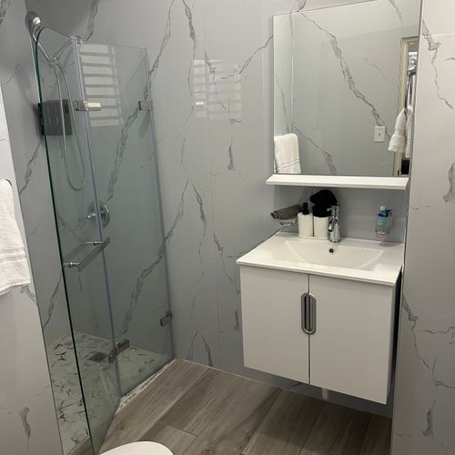 Where comfort meets style: basking in the inviting allure of this cozy bathroom.
