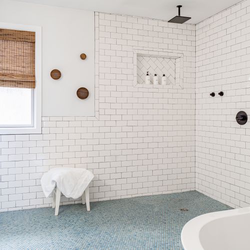 En suite bathroom: Did someone ask for a rain-shower? We love the easy access from the bathtub.