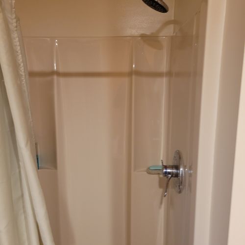 FULL BATHROOM #1 (MAIN FLOOR):  Full bathroom with a jetted tub that is the private ensuite bathroom for Bedroom #1.