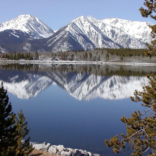 Where earth meets sky – a breathtaking vista of lake and mountains.