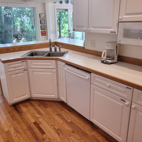 Kitchen:  the home has a full kitchen with all appliances including a dishwasher.