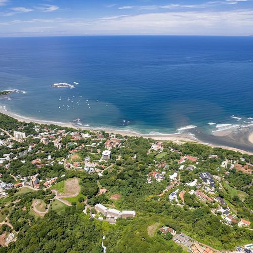 Tamarindo Beach is perfect for families with children. KIt is a nice sandy beach with small waves if you want to lear how to surf. It has an estuary whoch is oart of the las Baulas National park where the leatherback turtles lay eggs during the dry s