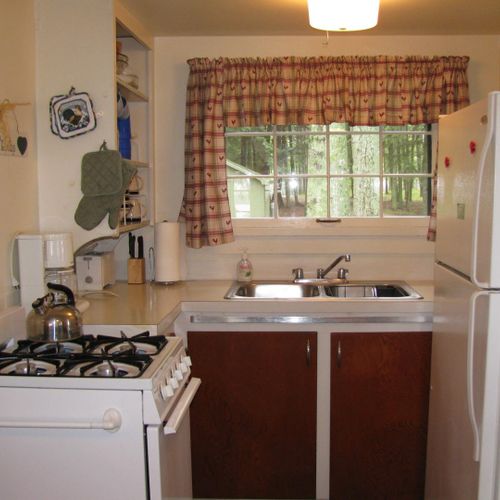Kitchen:  the cabin has a modern and very functional kitchen with a refrigerator, gas range, sink, countertop, coffee maker, and a good collection of cooking and dining utensils.