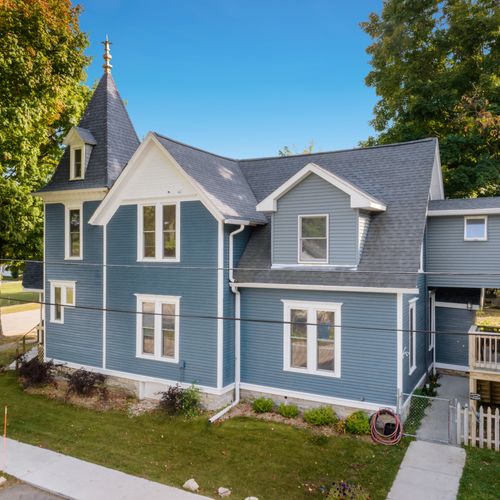 OVERVIEW:  The western side of the house in summer.  (Note that the attached garage and the apartment above the garage are not available for guest usage.)