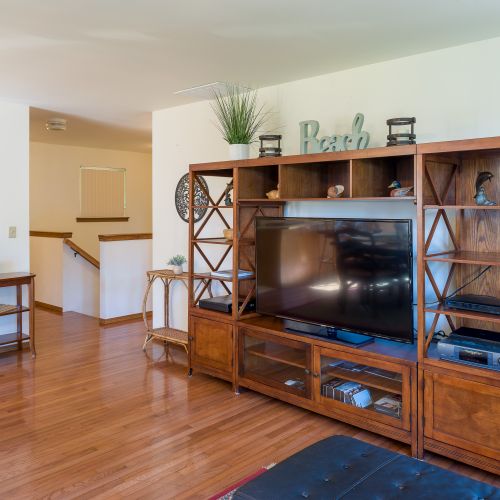 Smart TV 60" with Direct TV and streaming apps.