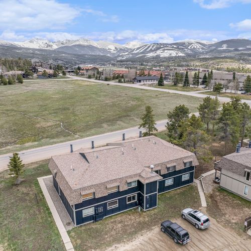 Unbeatable aerial views combine mountains, skyline, and neighborhood, giving a truly scenic retreat.