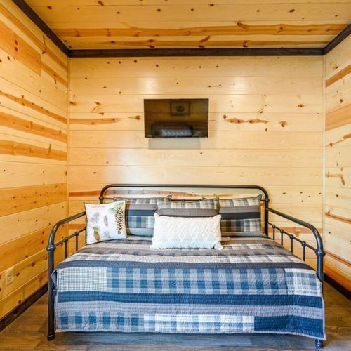 Daybed with trundle that can extend to be 2 twin beds.