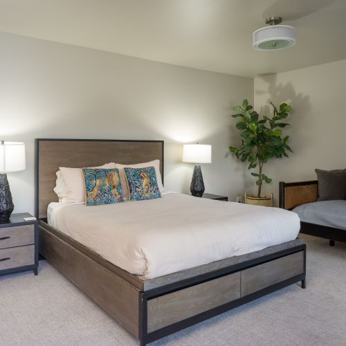 Guest bedroom with a queen bed and daybed ensuite. The daybed provides an extra sleeping place for small children.