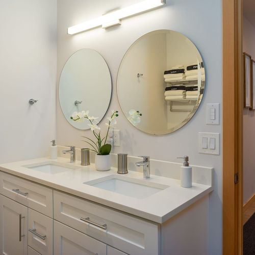 Two sinks, plenty of counter space, and stacked fresh towels — mornings at Tree Haven are unhurried by design.