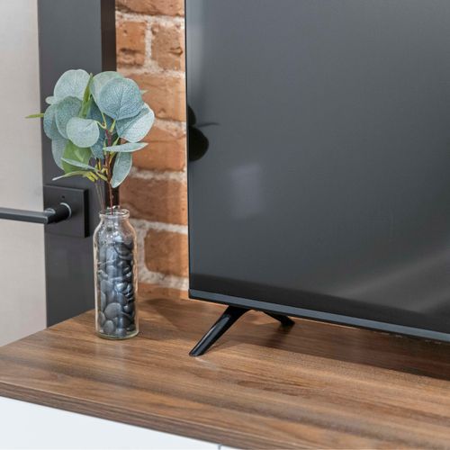 Smart tv with simple setup, perfect for movie nights or streaming your favorites.