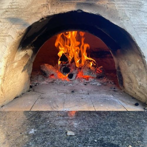 Fire up the wood-fired oven for homemade pizza nights, slow-roasted meals, or cozy evenings gathered around real flames under the open sky.