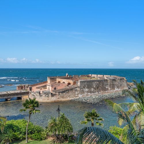 Discover history and beauty! This view captures the iconic Fort San Gerónimo against the endless blue of the ocean.