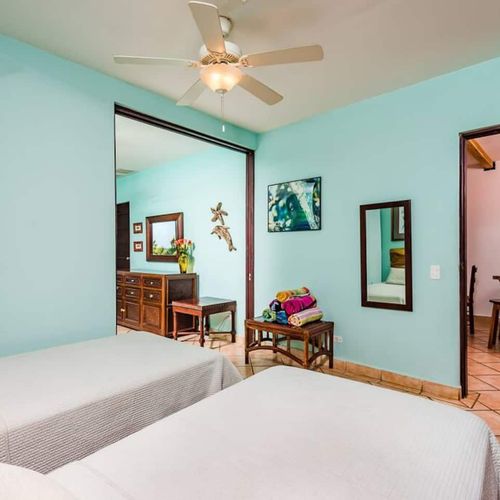 Guest bedroom with 2 twin beds