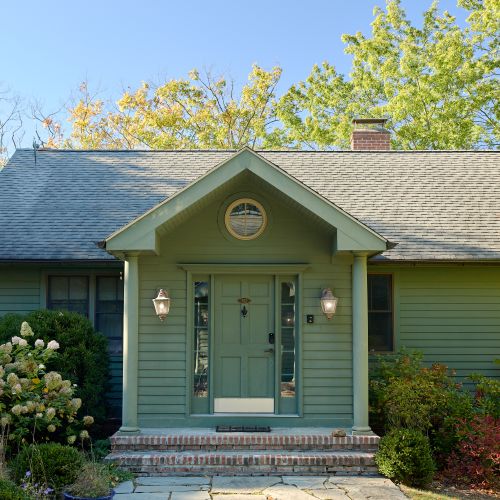 Welcome to your serene lakeside getaway!