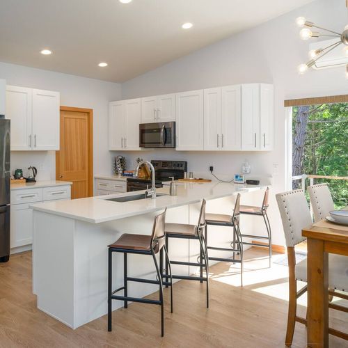 The kitchen has a modern vibe and is fully equipped for your stay, with both a cozy kitchen table and a separate dining table, perfect for everything from morning coffee to relaxed dinners together.