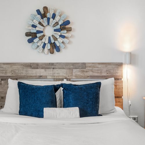 Spacious and inviting, this studio-style room features two comfortable beds, a cozy dining/work area, and stunning views of the ocean, perfect for both relaxation and productivity.