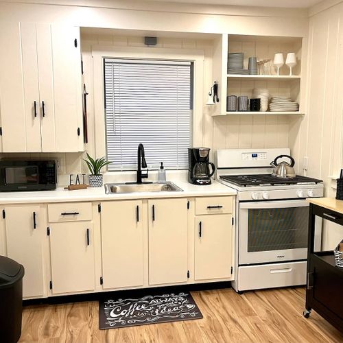 Vivian's cabin - kitchen