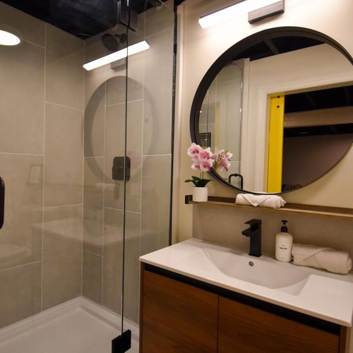 Downstairs full bathroom.