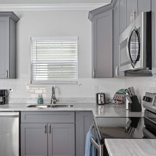 Well-equipped kitchen w/ coffee maker, toaster, microwave & dishwasher.