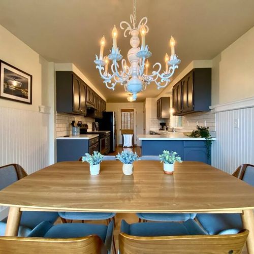 Comfotable dining for six.