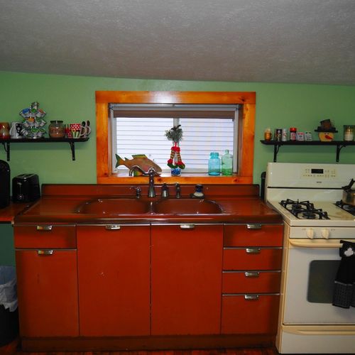 Kitchen:  full kitchen with a gas stovetop and oven, sink, cabins, refrigerator, microwave, keurig coffee maker, and a good supply of cooking and dining utensils.