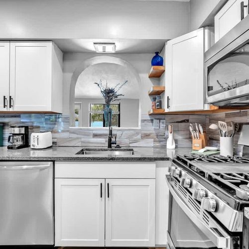 Simplify your cooking routine with the help of this fully remodeled, fully equipped kitchen, equipped with stunning and spacious countertops to help you prepare your meals with ease.