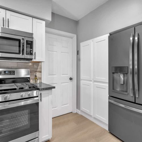 Simplify your cooking routine with the help of this fully remodeled, fully equipped kitchen, equipped with stunning and spacious countertops to help you prepare your meals with ease.