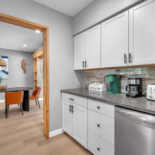 Simplify your cooking routine with the help of this fully remodeled, fully equipped kitchen, equipped with stunning and spacious countertops to help you prepare your meals with ease.