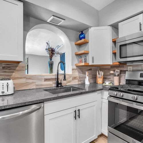 Simplify your cooking routine with the help of this fully remodeled, fully equipped kitchen, equipped with stunning and spacious countertops to help you prepare your meals with ease.