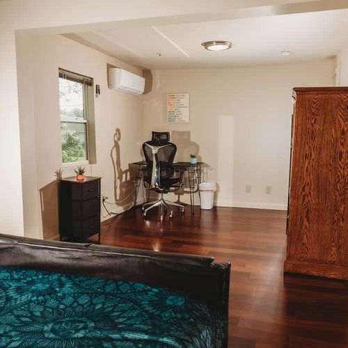 Bright room with a work desk, ample space, and modern furnishings.