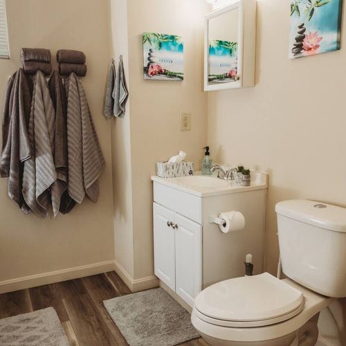 Modern bathroom with fresh towels and elegant decor.
