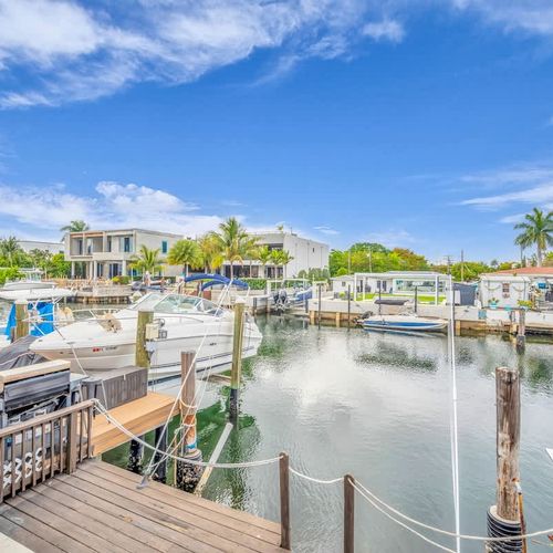 Perfect for boaters and water lovers, enjoy stunning canal views and easy exploration.