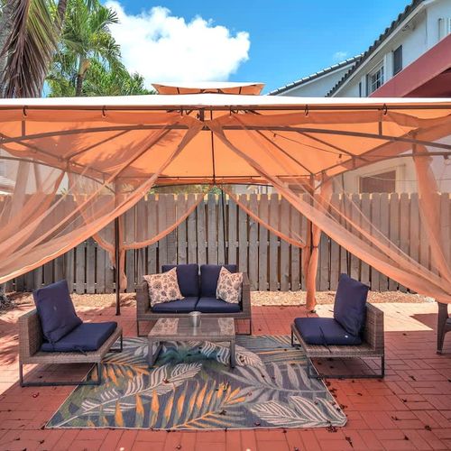 This charming gazebo by the pool is the perfect retreat! Ideal for your morning coffee, unwinding in the afternoon, or catching up on your favorite reads.