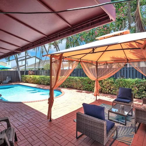 This charming gazebo by the pool is the perfect retreat! Ideal for your morning coffee, unwinding in the afternoon, or catching up on your favorite reads.