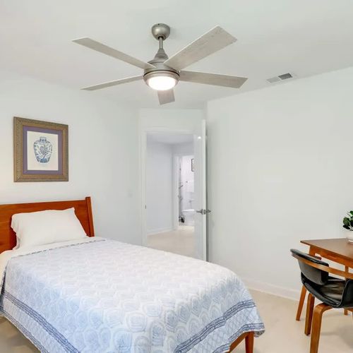 Bedroom 2 offers a comfortable single bed and a work desk, ideal for both rest and productivity.