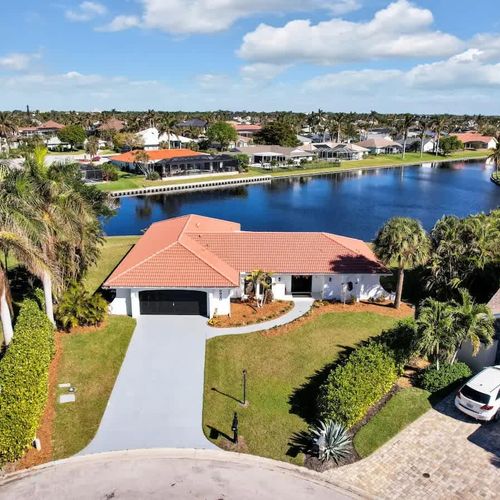 Tucked in a quiet spot of Fort Myers, the area offers a relaxed mix of peaceful nature trails, cozy waterfront views, and local gems perfect for slow mornings, sunset strolls, and easygoing days close to home.