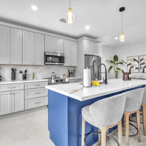 Enjoy a spacious, modern kitchen with a large island, plenty of storage, and all the appliances and cookware you need. Whether it’s a quick overnight stay or a longer visit, you can easily prepare any meal here.