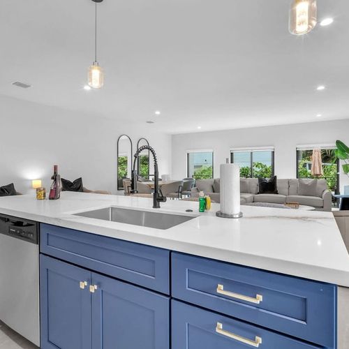 Enjoy a spacious, modern kitchen with a large island, plenty of storage, and all the appliances and cookware you need. Whether it’s a quick overnight stay or a longer visit, you can easily prepare any meal here.