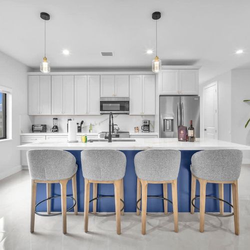 Enjoy a spacious, modern kitchen with a large island, plenty of storage, and all the appliances and cookware you need. Whether it’s a quick overnight stay or a longer visit, you can easily prepare any meal here.