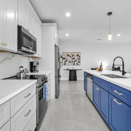 Enjoy a spacious, modern kitchen with a large island, plenty of storage, and all the appliances and cookware you need. Whether it’s a quick overnight stay or a longer visit, you can easily prepare any meal here.