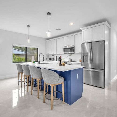 Enjoy a spacious, modern kitchen with a large island, plenty of storage, and all the appliances and cookware you need. Whether it’s a quick overnight stay or a longer visit, you can easily prepare any meal here.