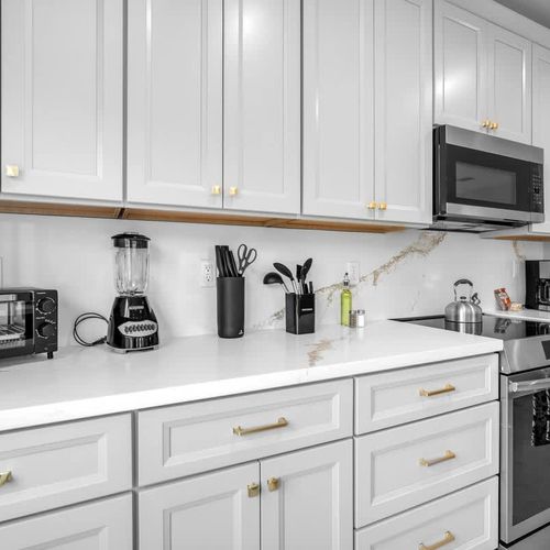 Enjoy a spacious, modern kitchen with a large island, plenty of storage, and all the appliances and cookware you need. Whether it’s a quick overnight stay or a longer visit, you can easily prepare any meal here.