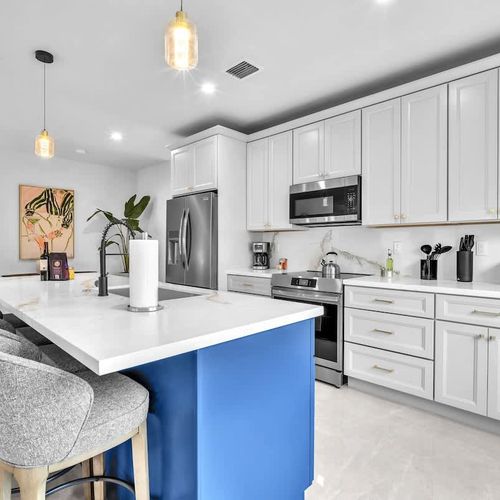 Enjoy a spacious, modern kitchen with a large island, plenty of storage, and all the appliances and cookware you need. Whether it’s a quick overnight stay or a longer visit, you can easily prepare any meal here.