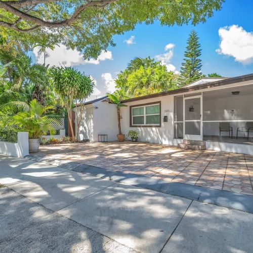 Parking is not provided on the property for the guest suite, but free street parking is available.