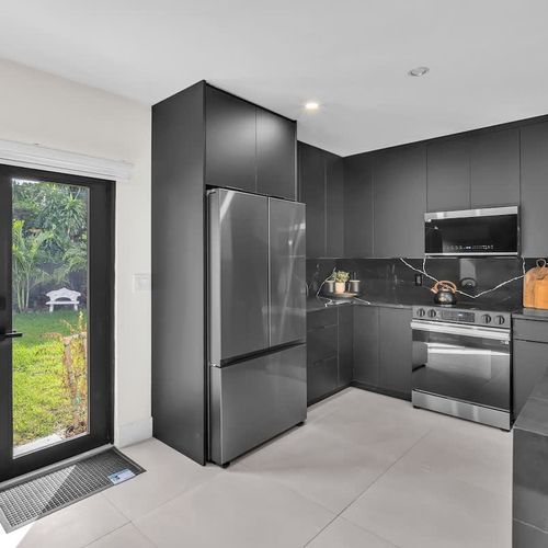 Refrigerator, microwave, stove, and oven—all you need for a hassle-free cooking experience!