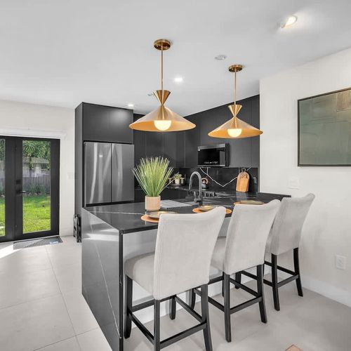 Fully equipped kitchen with direct access to the backyard, offering plenty of natural light and a pleasant atmosphere for cooking or enjoying meals in the dining area.