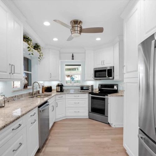 Make yourself at home in a fully equipped kitchen, ideal for quick meals or longer stays. Enjoy plenty of storage, a beautiful granite countertop, and a full-size fridge for all your culinary needs.