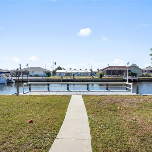 With direct sailboat access and no bridges to navigate, reaching the open harbor is quick and effortless.