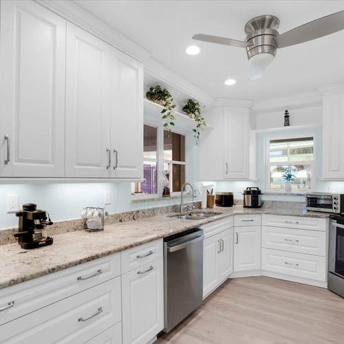 Make yourself at home in a fully equipped kitchen, ideal for quick meals or longer stays. Enjoy plenty of storage, a beautiful granite countertop, and a full-size fridge for all your culinary needs.