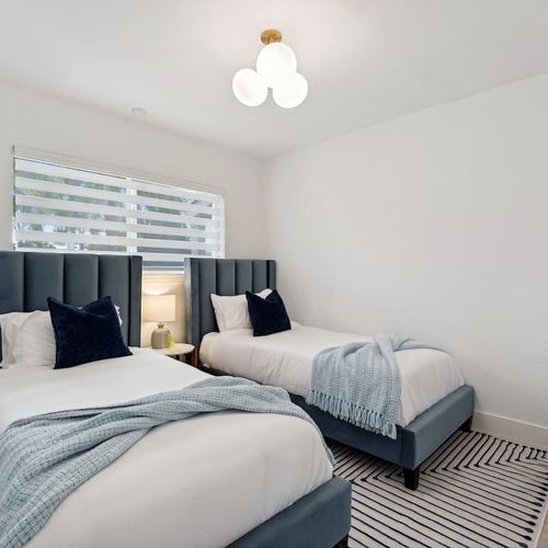 Twin-bed room with a bright layout and cozy touches, perfect for a quiet and restful stay.